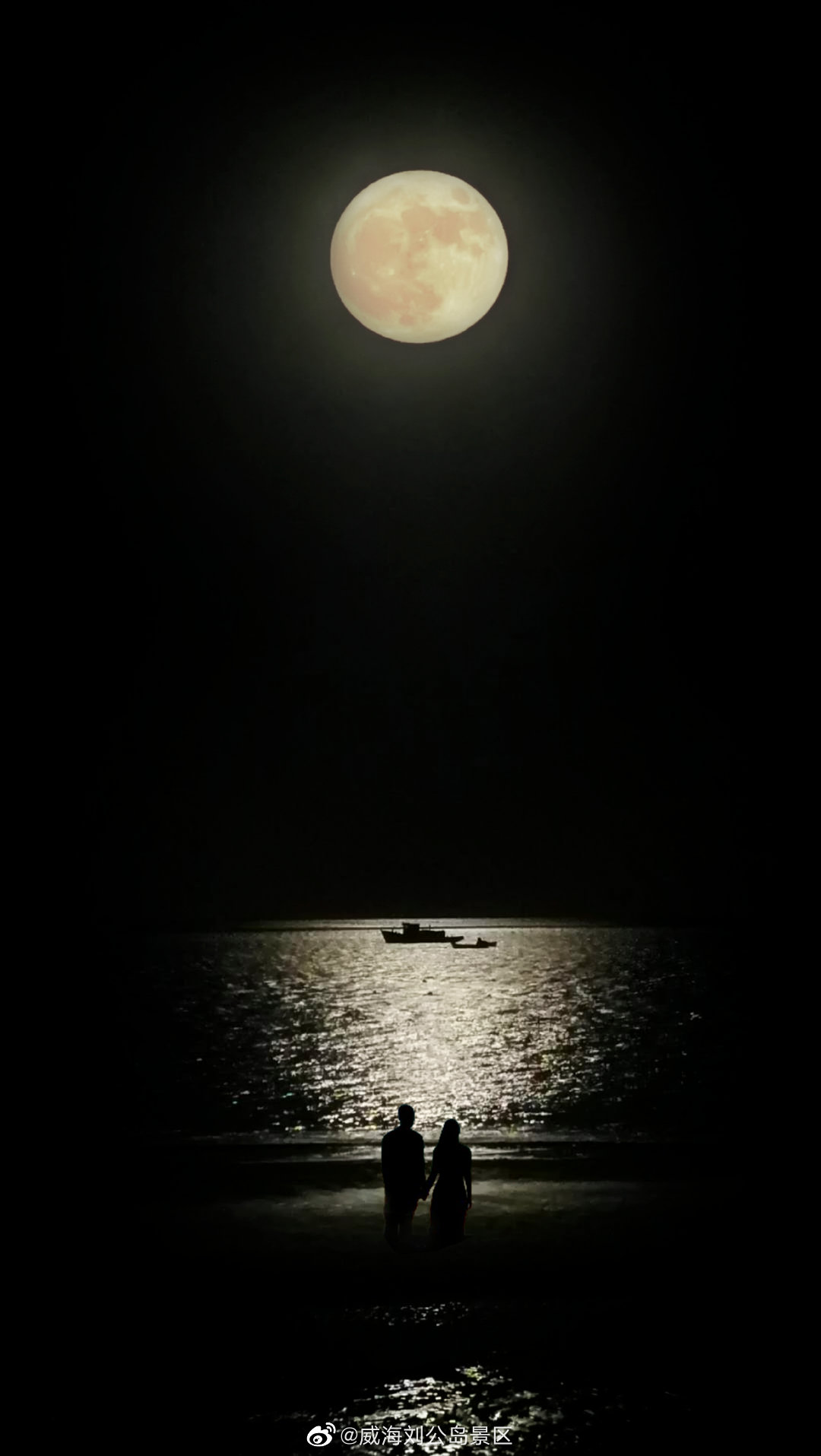 "漫步海边,等待一轮圆月升起,看明月映照在海面……今年中秋,让我们带