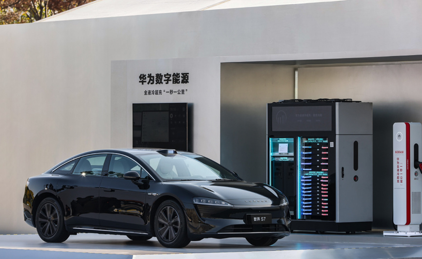 华为鸿蒙智行"再添新丁",24.98万元起智界s7上市-新浪汽车