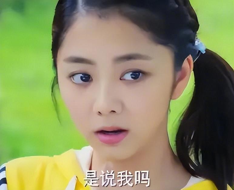 直到2015年,谭松韵在《旋风少女》里饰演了古灵精怪惹人爱的范晓莹,才