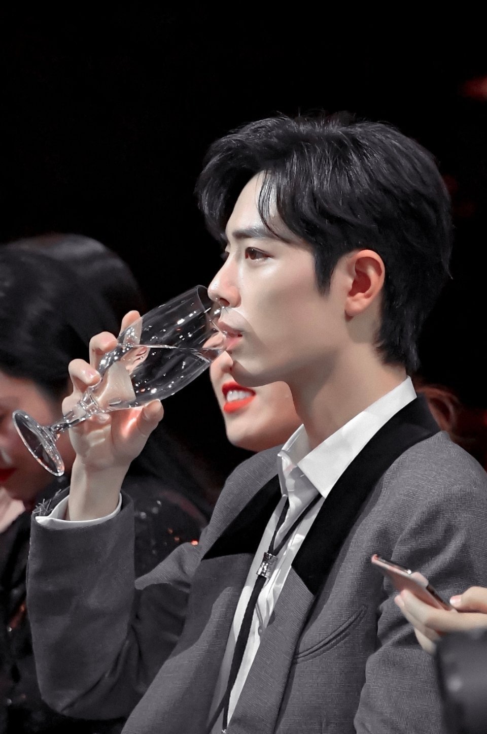 肖战举杯太帅了,好想做他对面欣赏他的酒量