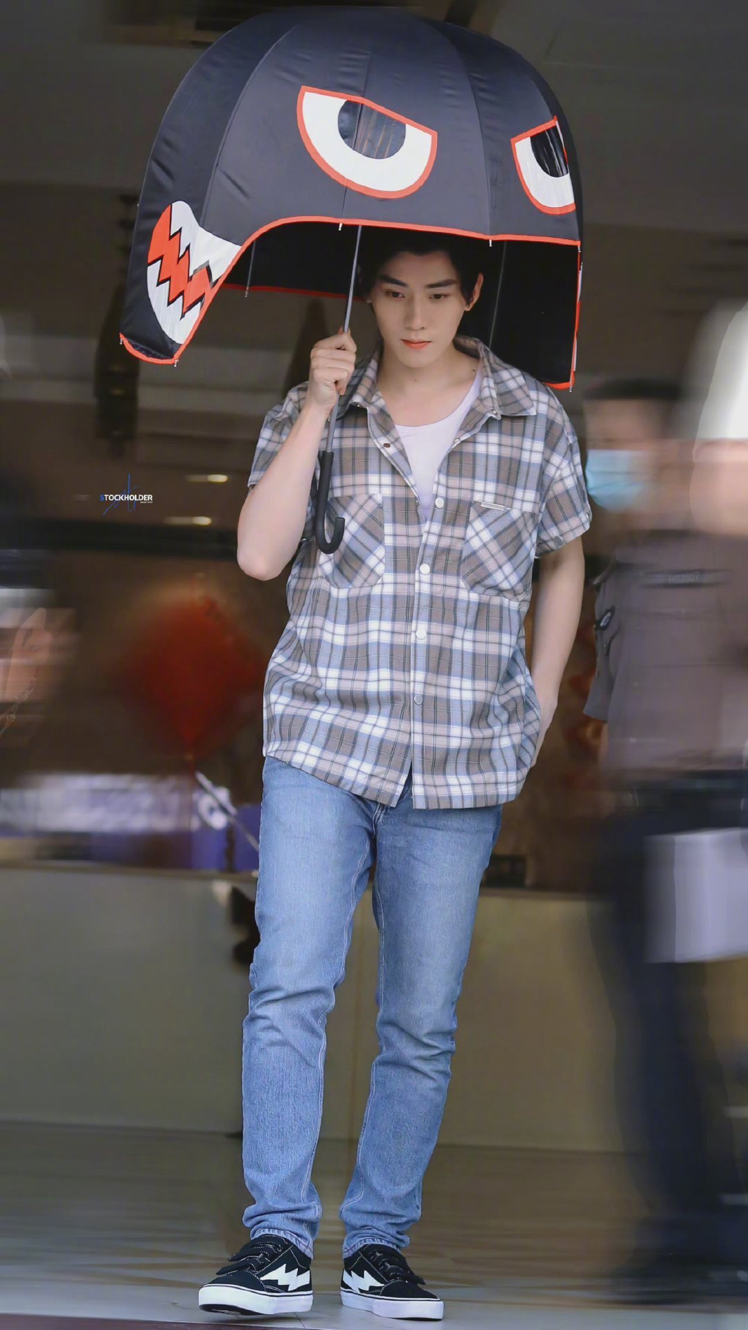 任豪今日份上班饭拍 格子衬衫牛仔裤的清爽大帅哥……_高清图集_新浪