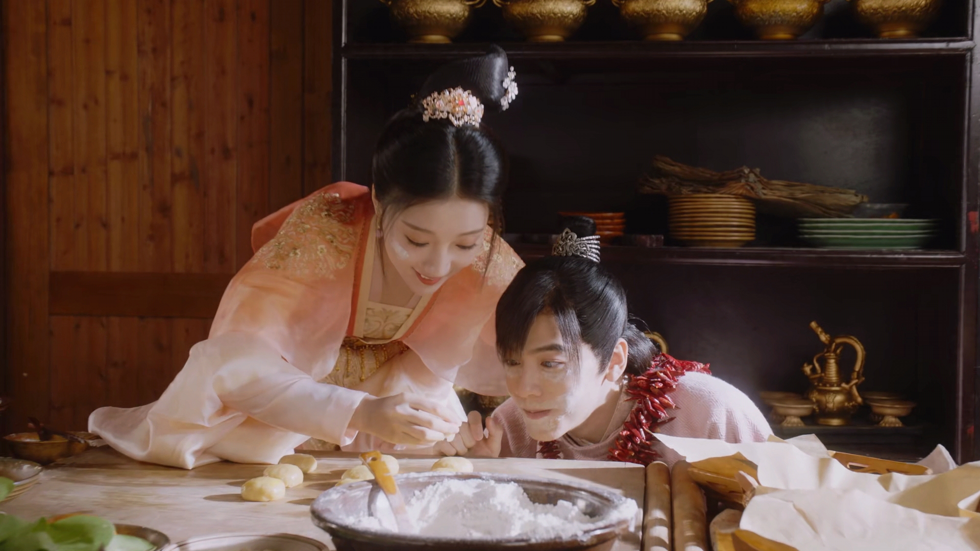 除去剧中班婳和容瑕的故事外,谢婉瑜(安泳畅饰演)和班恒(李宗霖饰演)