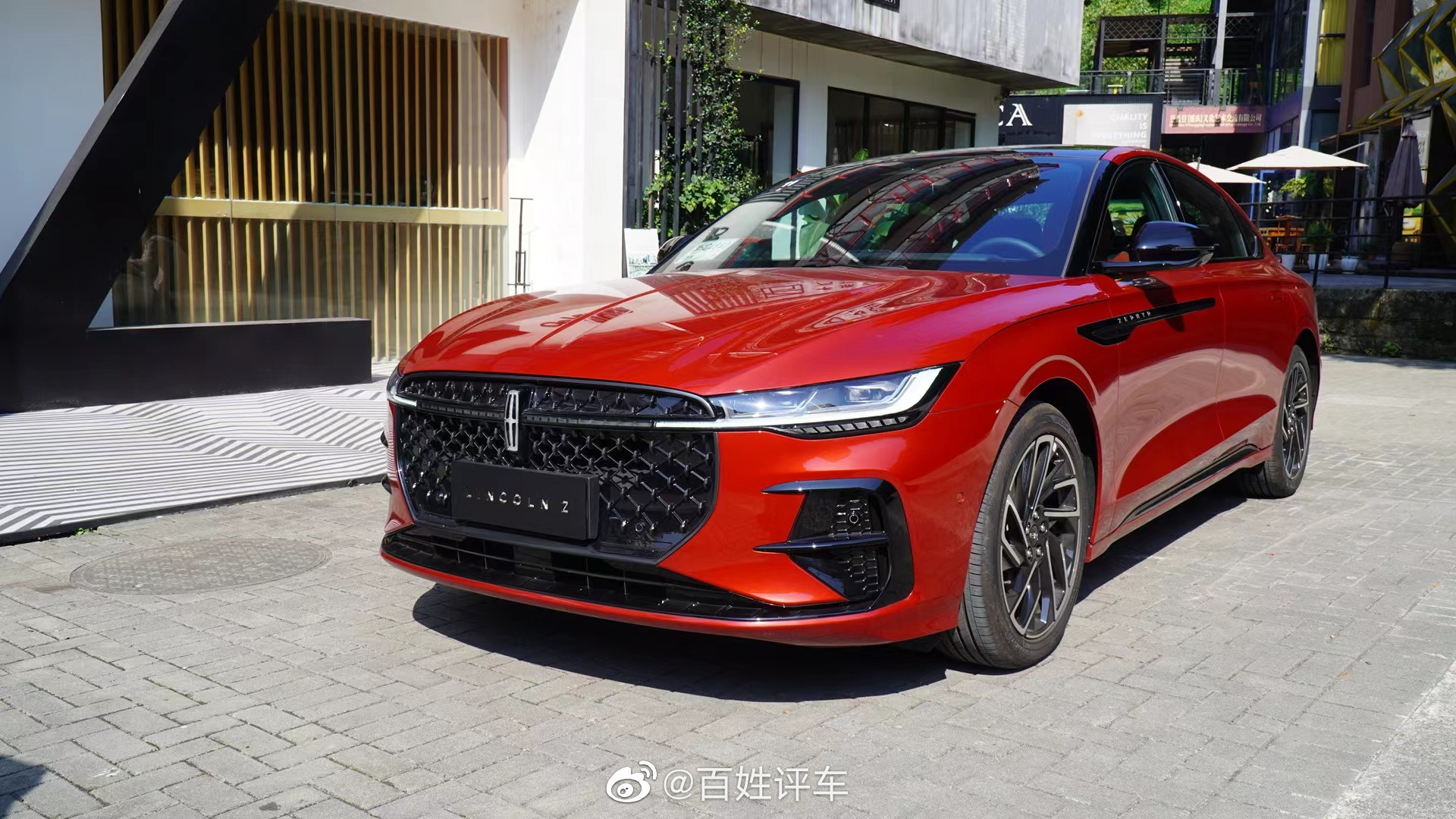 z就是那吸睛的一抹林肯红