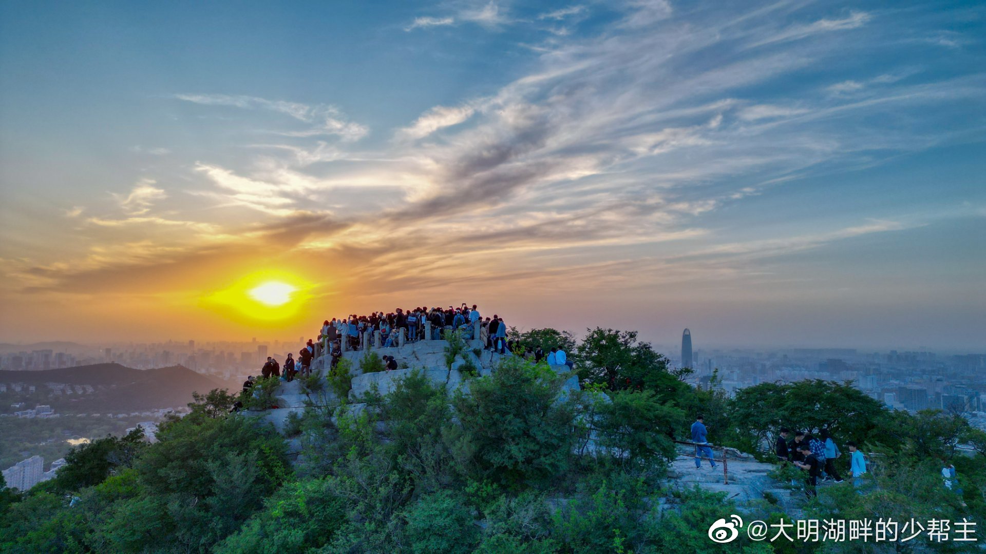 最美不过夕阳红济南千佛山的山顶已是一席难求