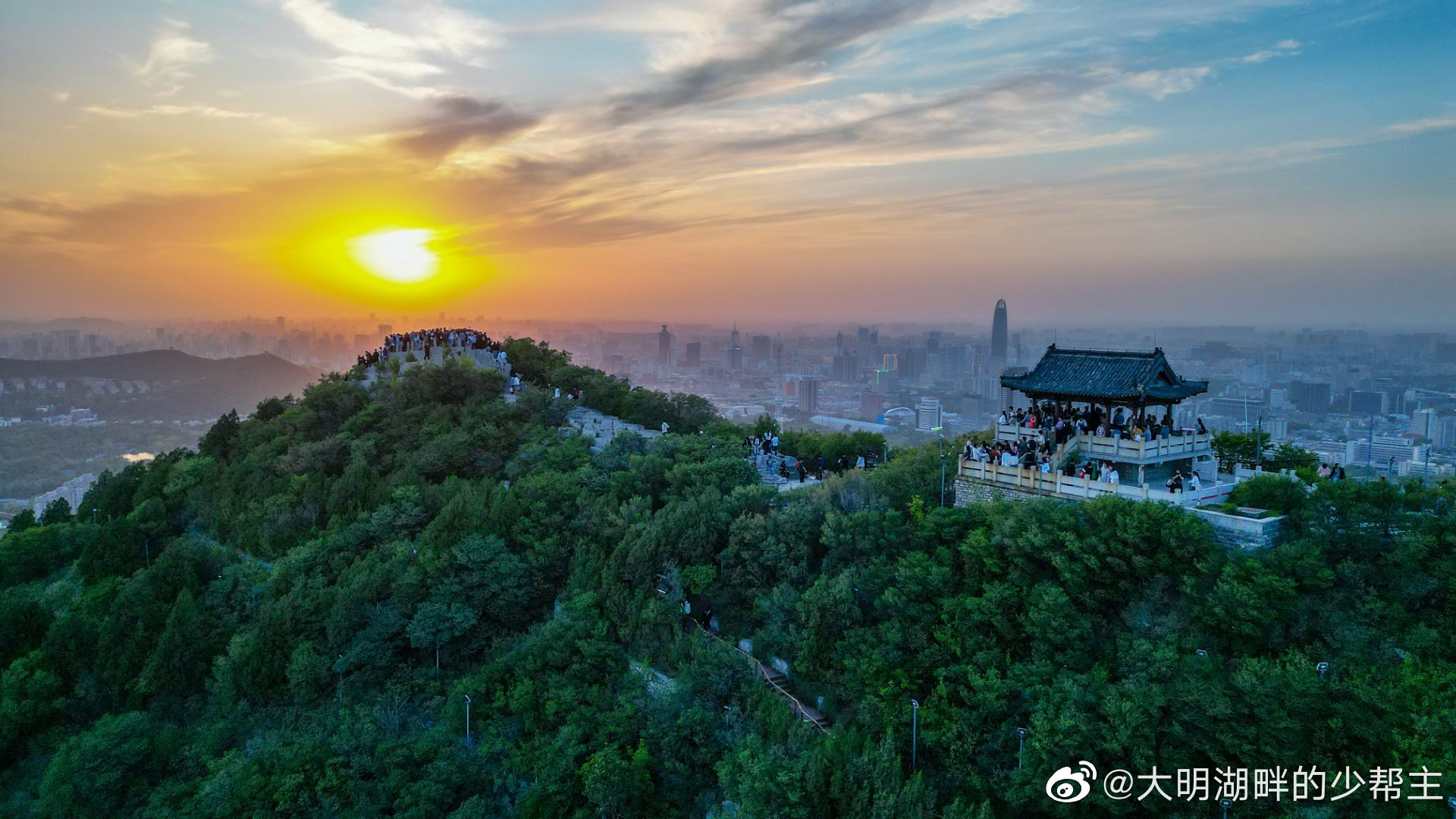 最美不过夕阳红济南千佛山的山顶已是一席难求