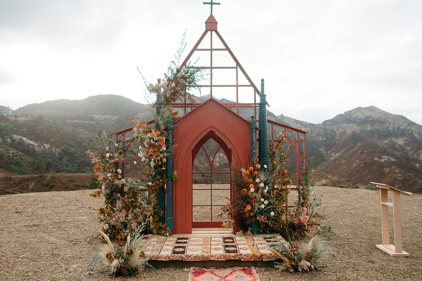 新娘的父母建造了这个户外婚礼背景墙穆赫兰教堂