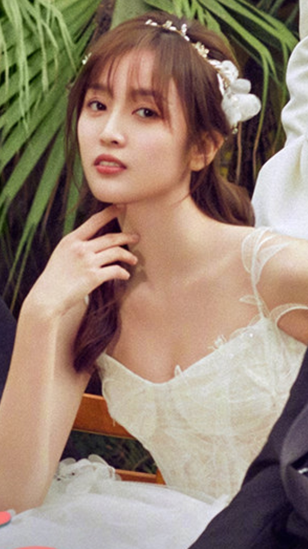 吴宣仪《世界微尘里》最新海报 穿着白色婚纱的小鱼好美 !