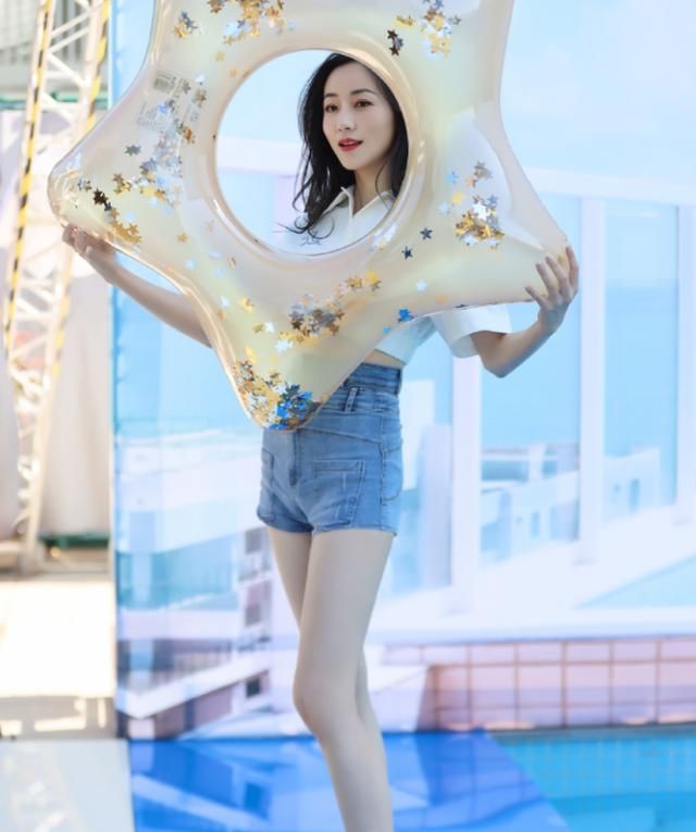 韩雪也成奔放女子穿热裤被勒出凹痕这身材谁顶得住