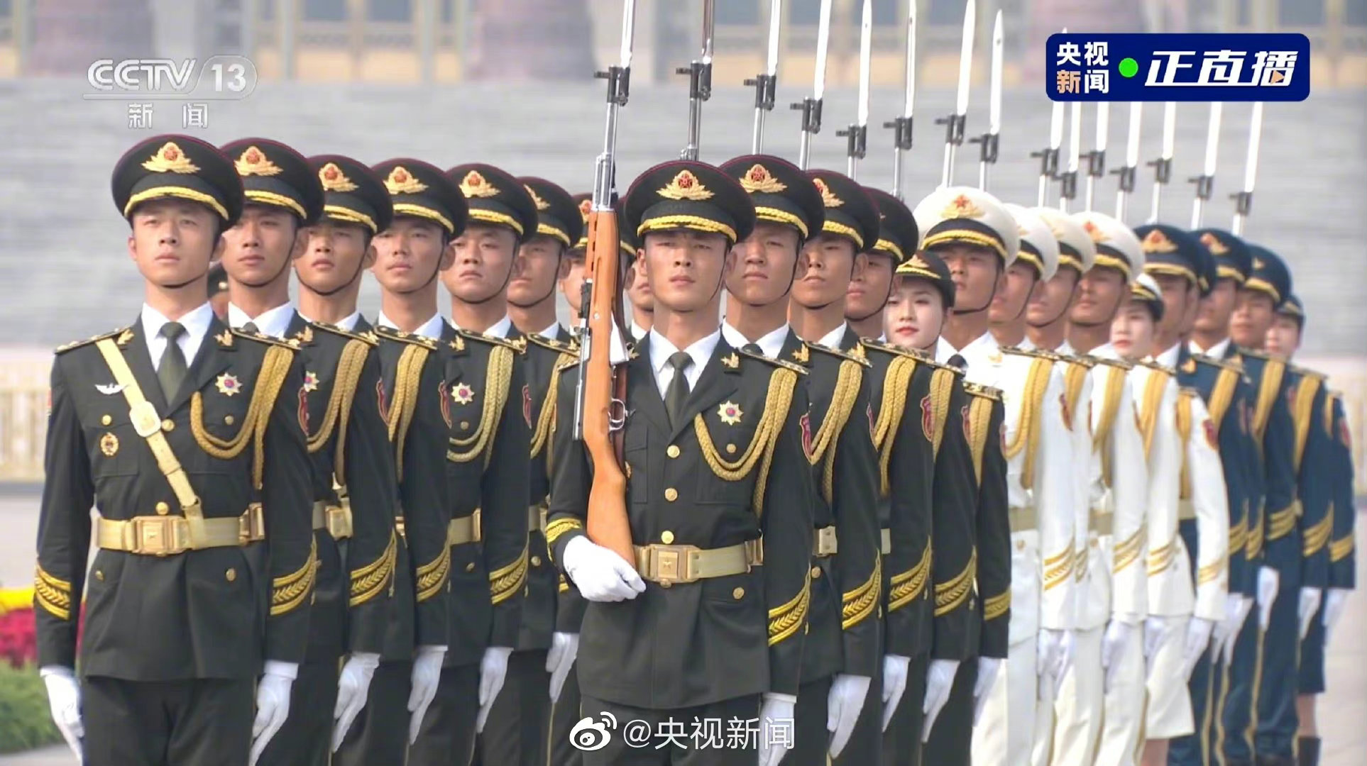 礼兵就位！向人民英雄致敬！__财经头条