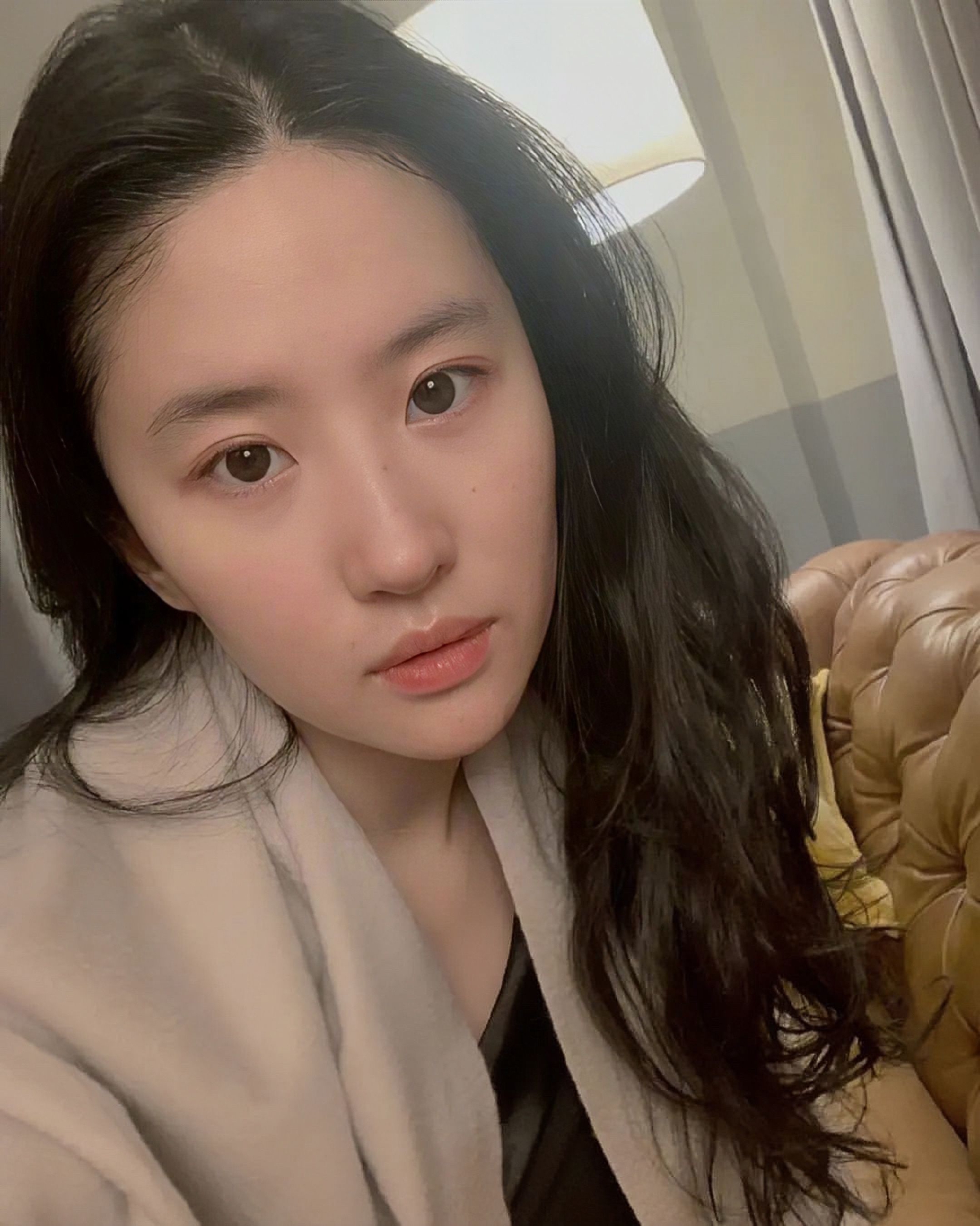 刘亦菲 姐姐的素颜自拍放眼圈内是什么水平__财经头条