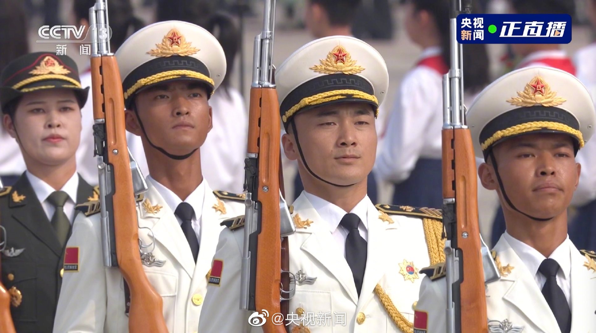 礼兵就位！向人民英雄致敬！__财经头条