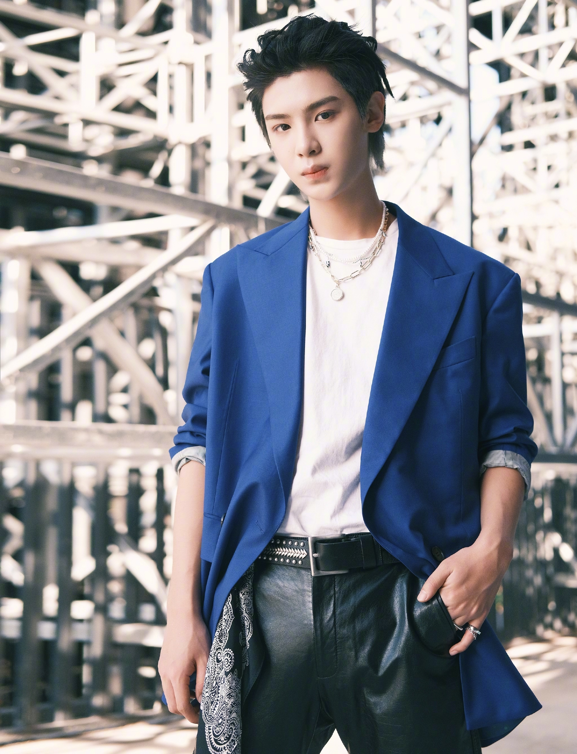 1 / 9 黄明昊《宇宙打歌中心》造型图更新宝蓝色西装 白色背心内搭