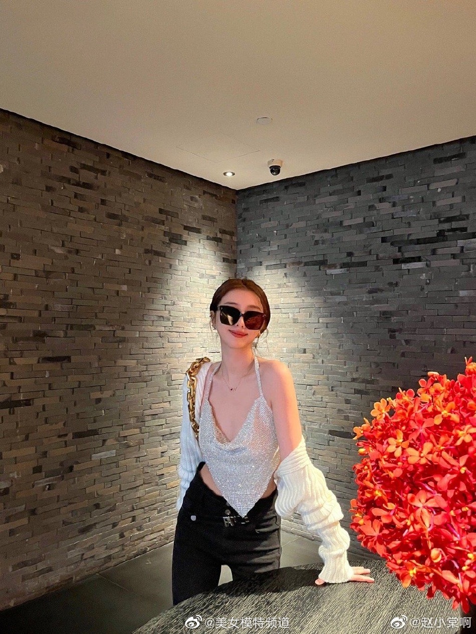 赵小棠晒海边度假照 穿深v吊带衫身材火辣笑容灿烂