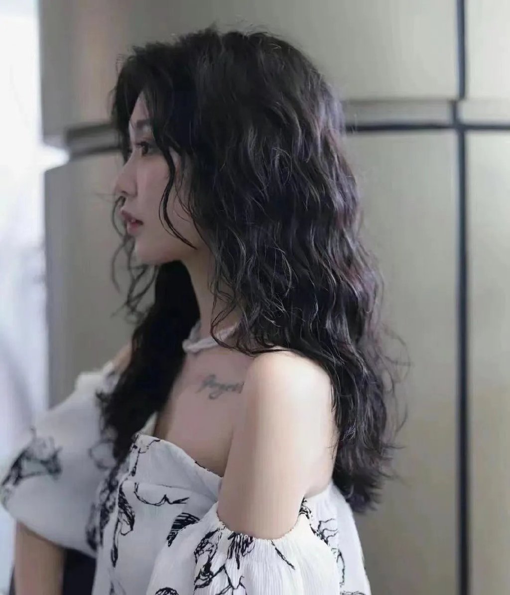 尤其是大弯烫发,低层次烫出来就是那种似卷非卷的效果,给人一种很慵懒