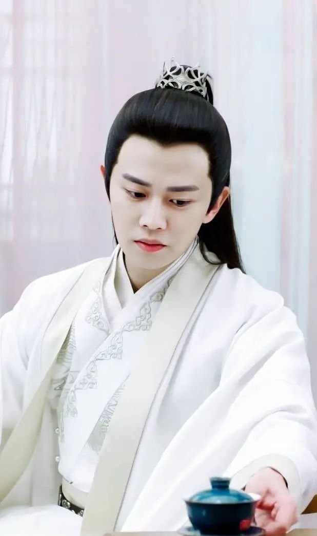 肖战的白衣魏无羡,任嘉伦的白衣陆大人,谁的白衣造型深得你心?