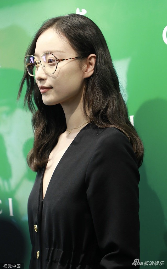 倪妮戴圆框大眼镜清纯呆萌 无惧近拍皮肤状态超好_高清图集_新浪网