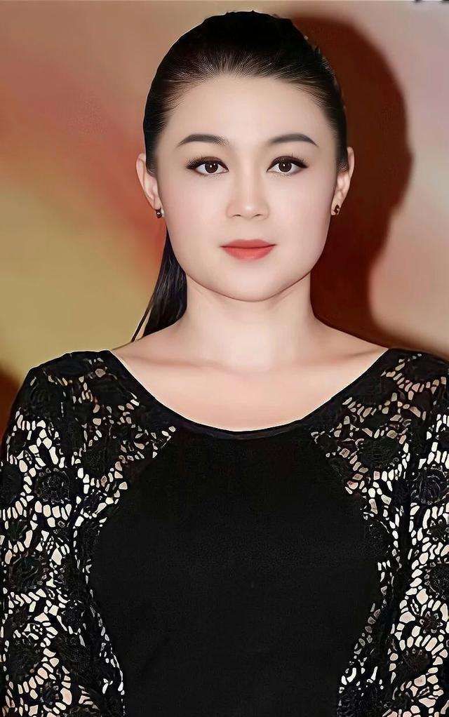 平台上发的文字和照片时,会让人误以为她只是个热爱生活的单身女人