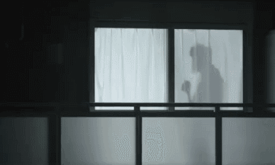 不寒而栗！《门锁》中被偷窥的白百合，是现实中4000万女孩的噩梦！休闲区蓝鸢梦想 - Www.slyday.coM