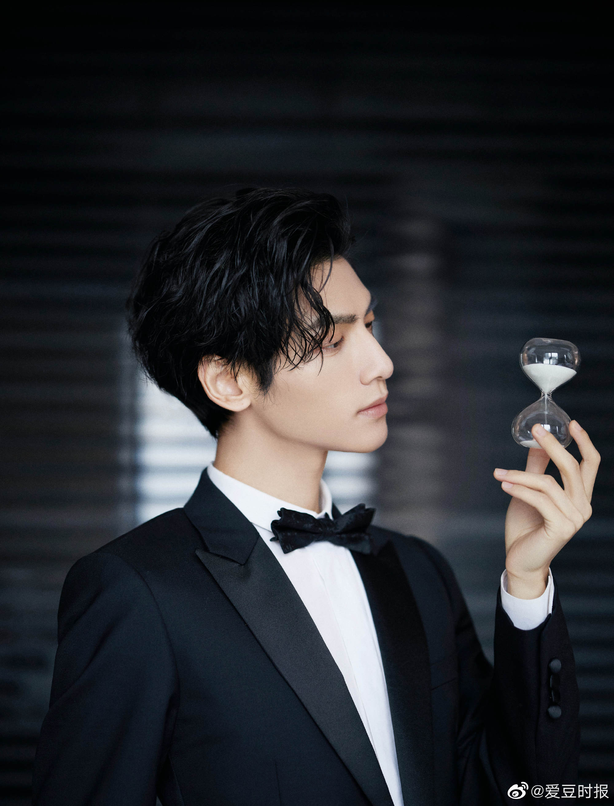 罗云熙品牌活动黑色西装造型优雅绅士