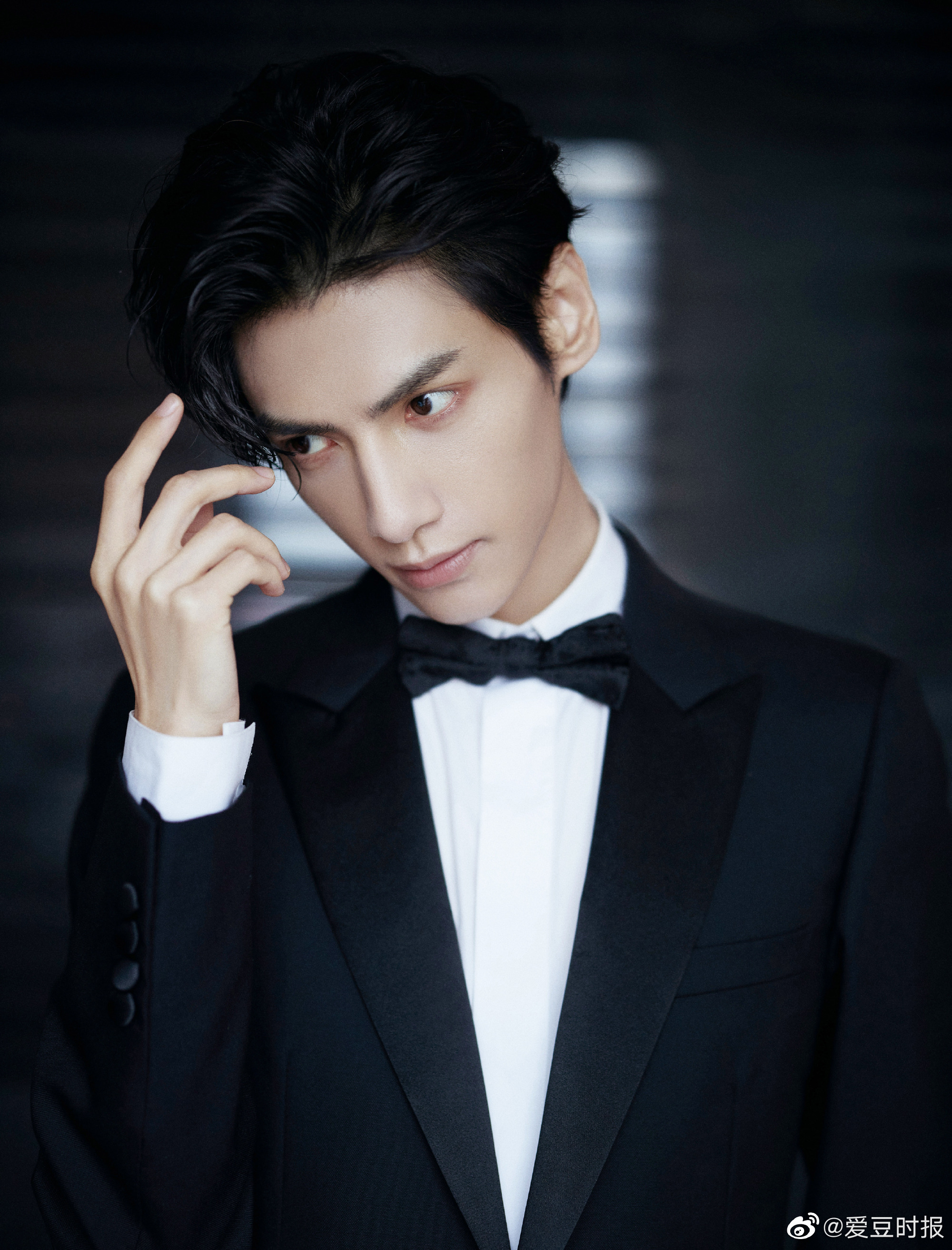 罗云熙品牌活动黑色西装造型优雅绅士