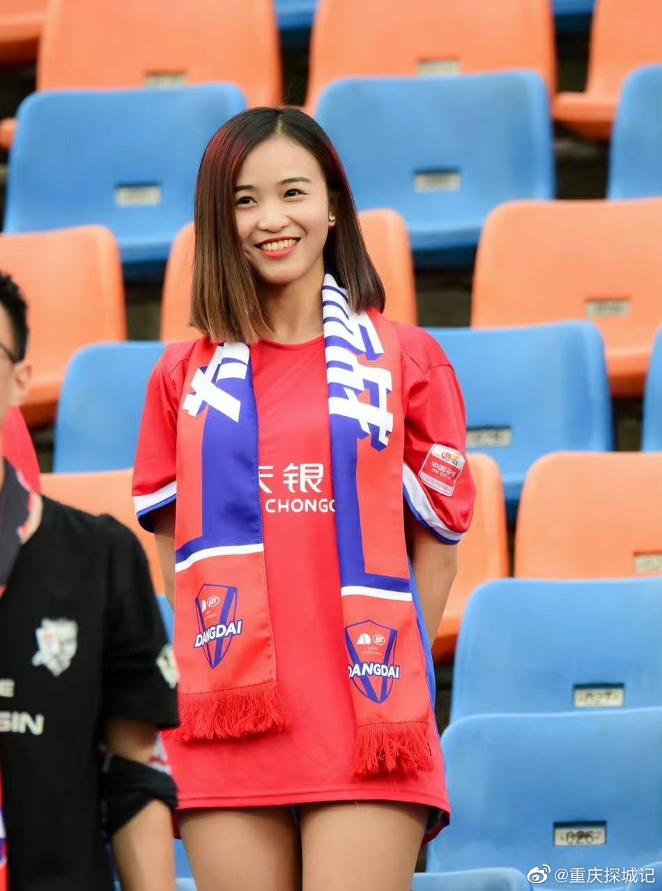 老照片:那些年,重庆奥体中心看台上的女球迷