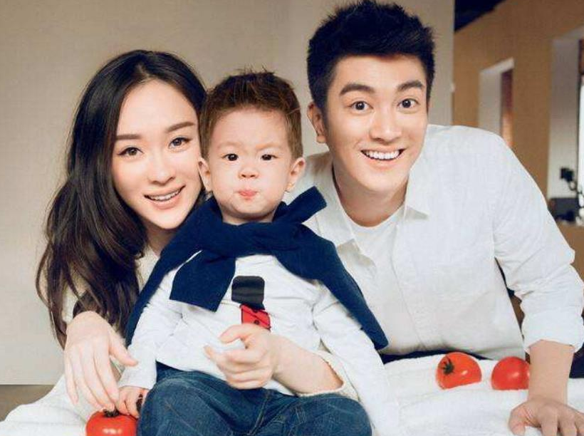 霍思燕室内抽烟,姿势很美但行为欠妥,一旁的杜江未当面指正|霍思燕