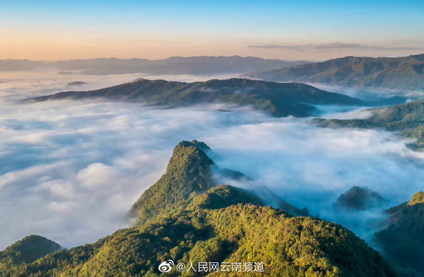 云南宁洱:星空云海日出交相辉映 美轮美奂__财经头条