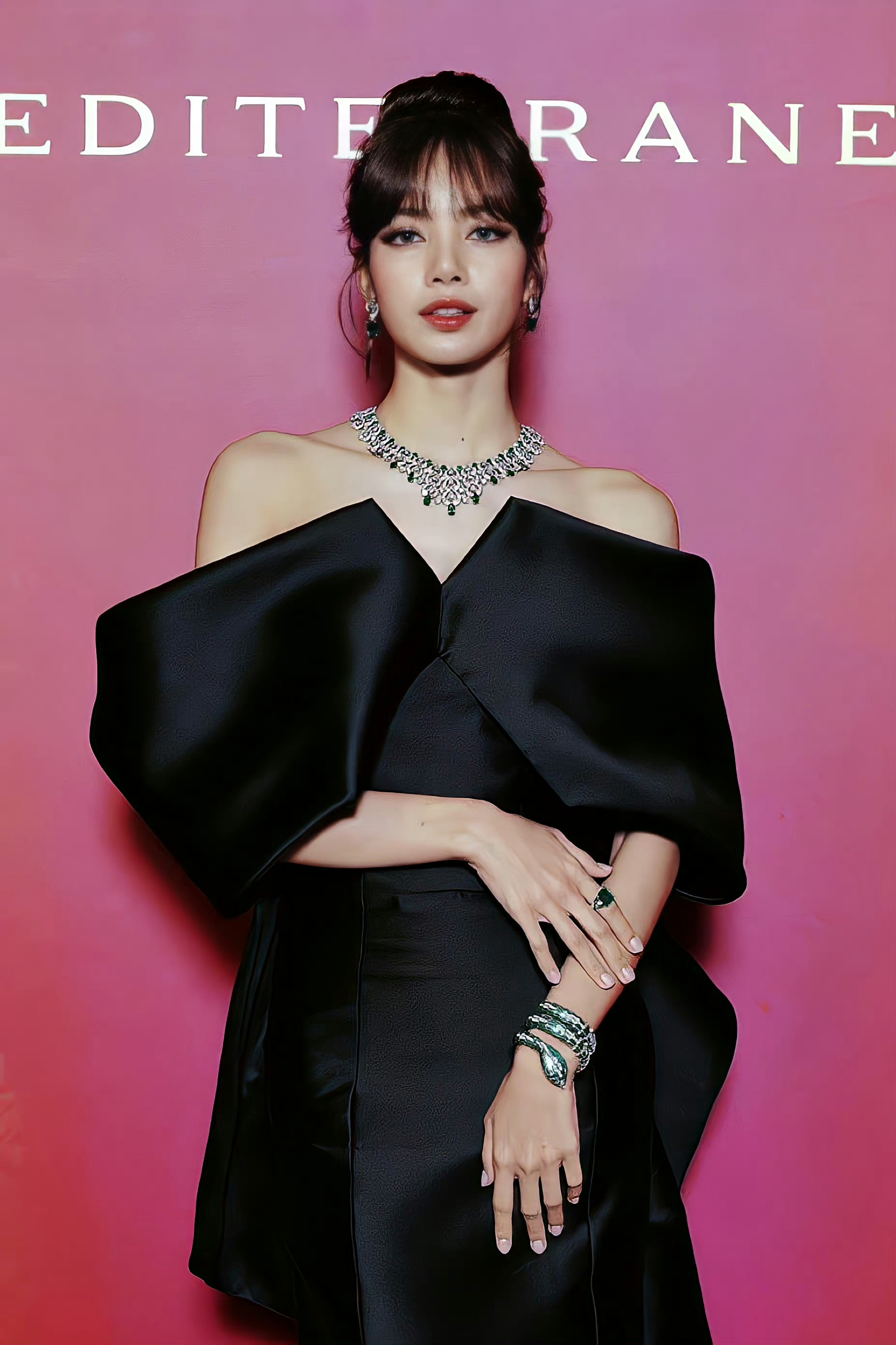 lisa在逃公主 一身黑色露肩长裙,赫本风十足!_高清图集_新浪网