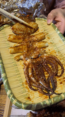 烤鱿鱼猪心原味整个烤,再手撕装盘,调味仅靠蒜酱,肉质瘦而哏究,有嚼头