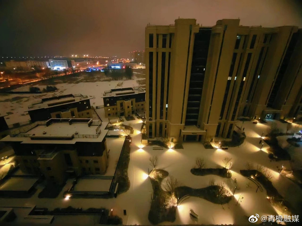 雪雪雪🤩！呼和浩特迎来新年首场降雪 超美雪景刷爆朋友圈__财经头条