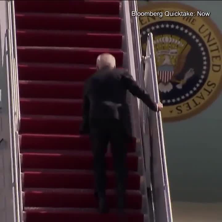 连摔三跤!拜登在"空军一号"登机梯尴尬摔倒现场