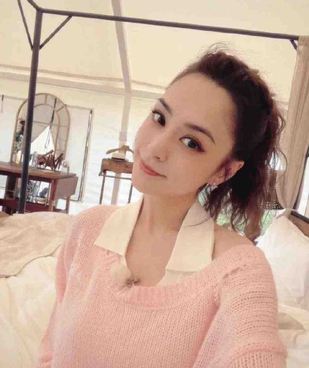 阿娇自拍照火了!久违三连拍好可爱,穿粉色毛衣梳马尾嫩回少女__财经头条