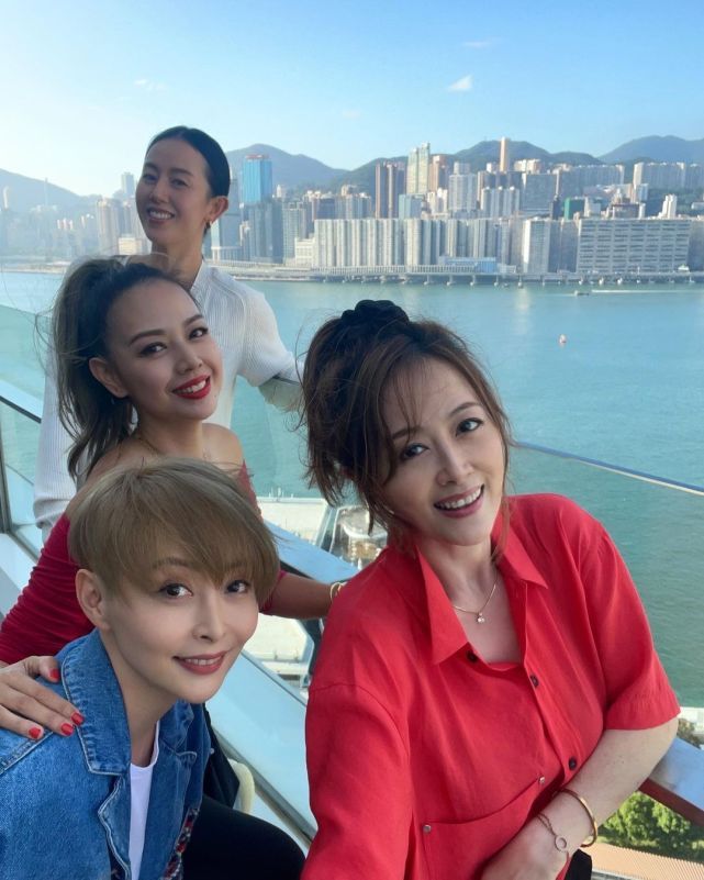 周家蔚,梁靖琪,姚乐怡,汤盈盈,佘诗曼,钟丽淇开心相聚吃饭,大家一起