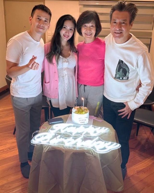 一家四口开心为石修庆生 儿子陈宇琛也为怀孕太太甜蜜庆生|石修|太太|一家四口_新浪新闻