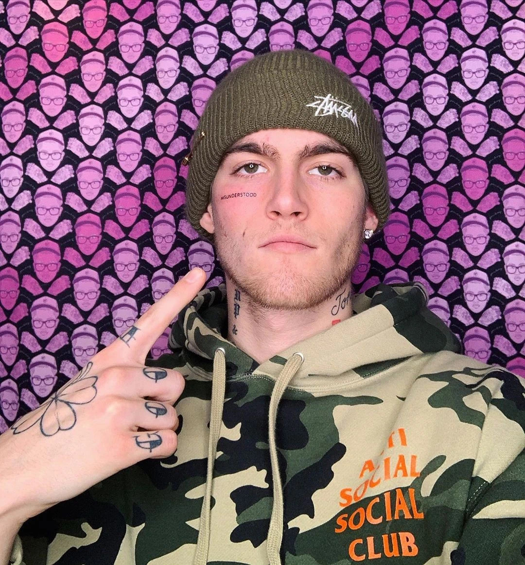 近期,presley gerber找来明星纹身师纹身,而位置竟然是在脸上