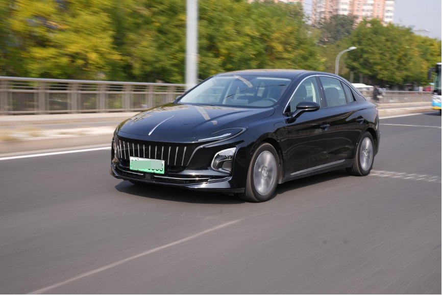 经济实惠的15万级电动车红旗eqm5网约车首选