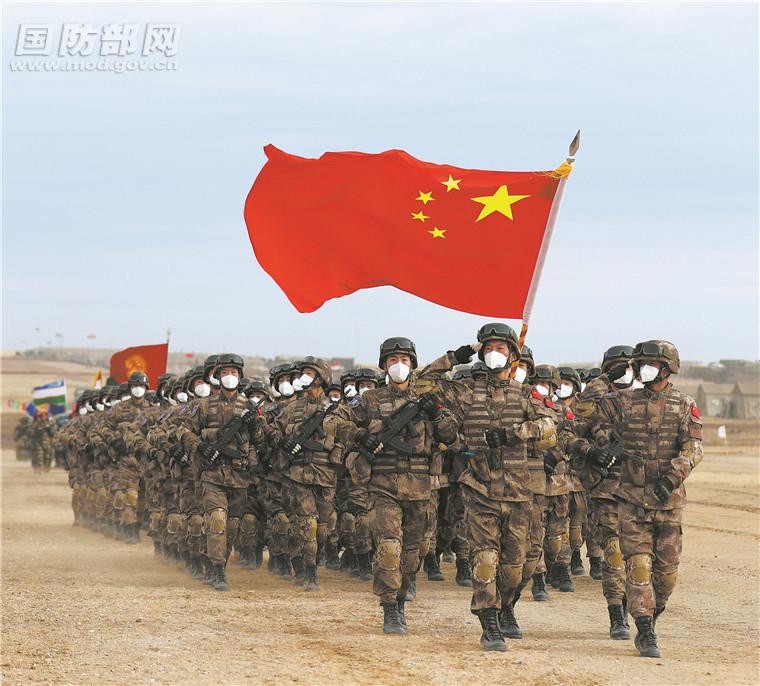 中方参演部队向"敌"阵地发射导弹.