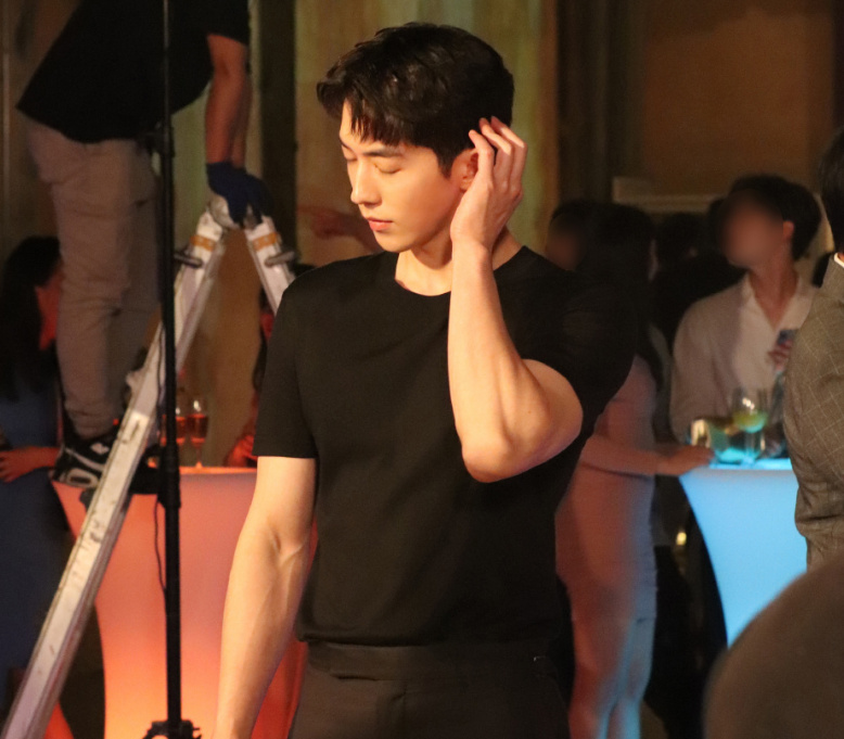 日韩撕漫男审美大pk：冷艳美少年VS荷尔蒙爆棚帅大叔休闲区蓝鸢梦想 - Www.slyday.coM