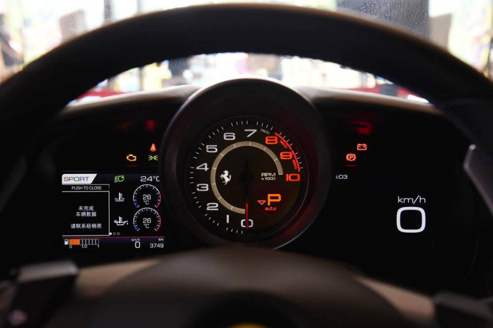 转速象征着蓄势待发的狂野性能,另外作为一款最新的性能超跑,法拉利f8