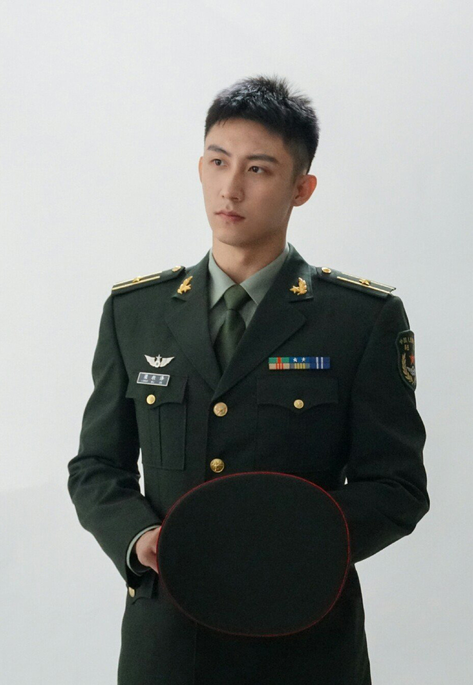 黄景瑜穿警服太帅了,眼神凌厉,正气十足,期待黄景瑜演的警察常征 67