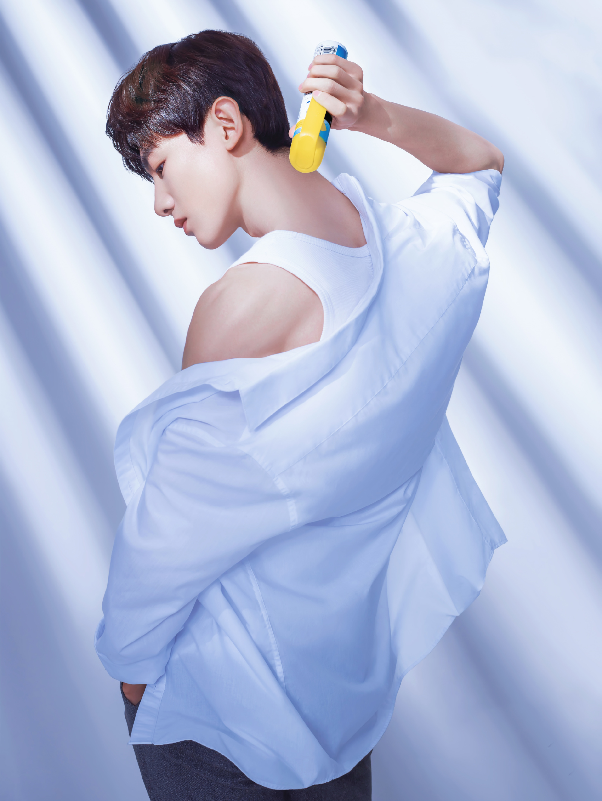 哈哈哈哈哈哈没事我们假装没见过～ 白敬亭穿白衬衫真的帅气了