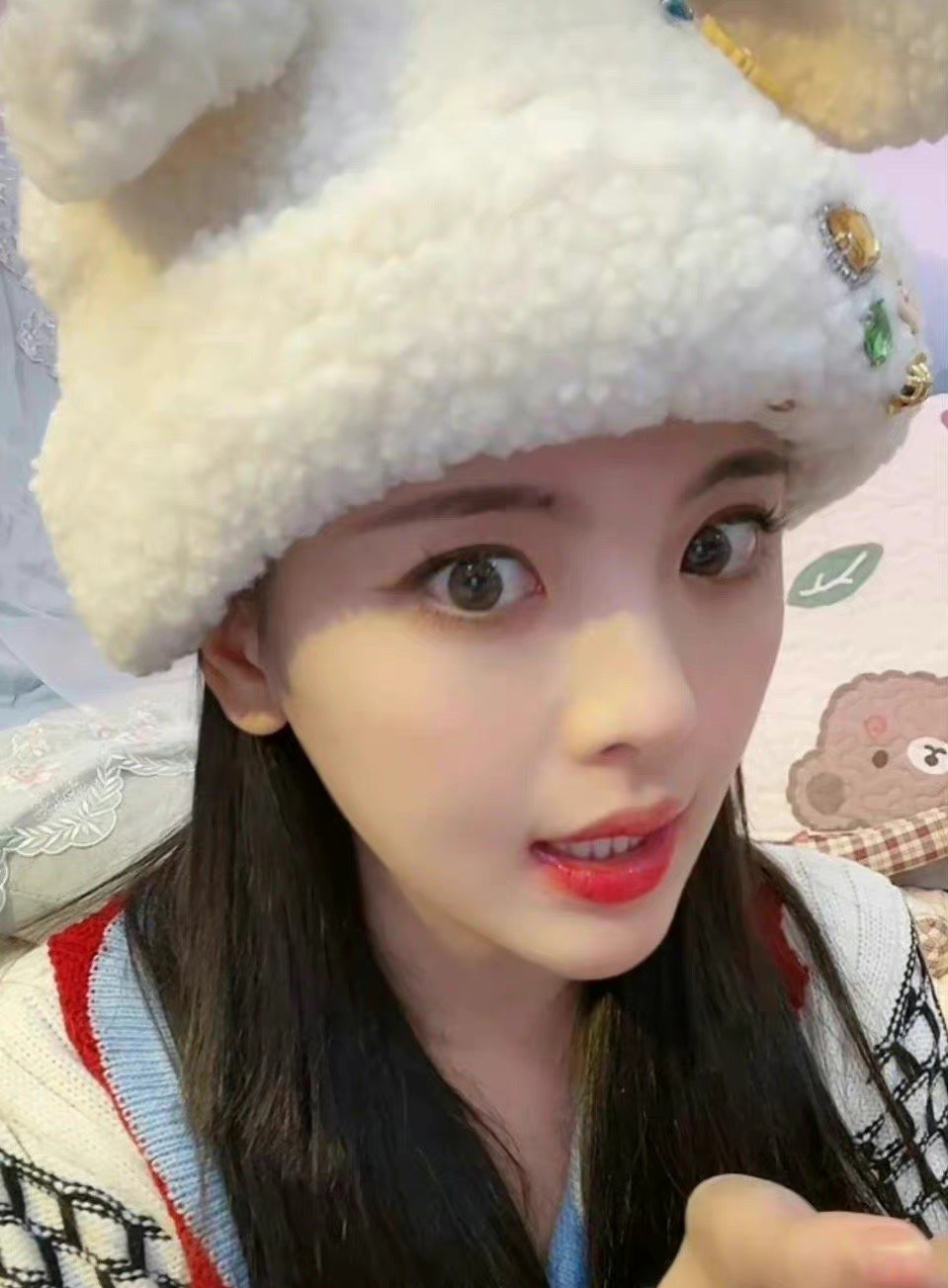 杨超越直播截图,超越妹妹脸好小啊,兔耳朵太可爱了啊 怼脸拍