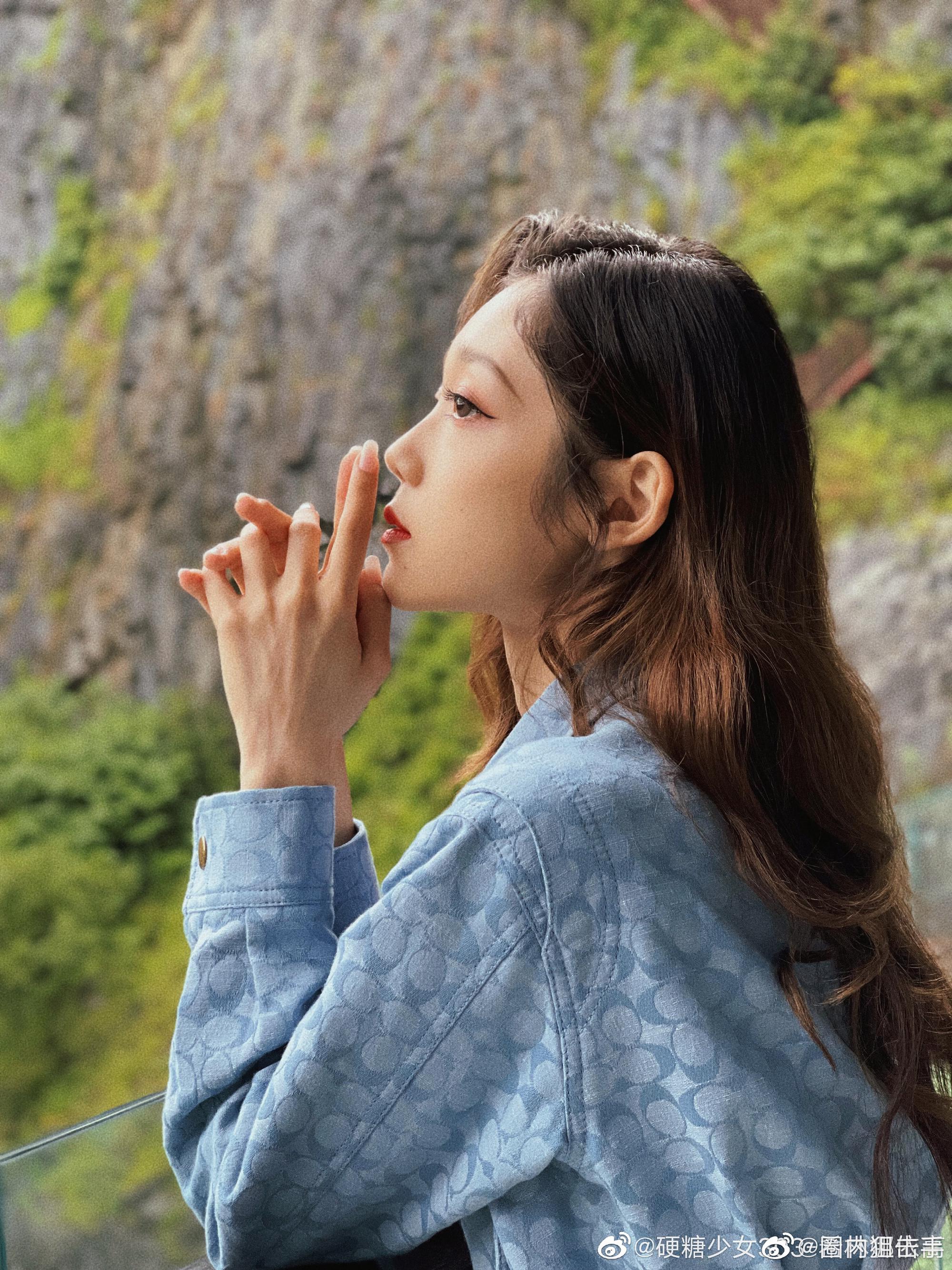 希林娜依高精致的五官,360度美女啊,侧颜好好看!__财经头条