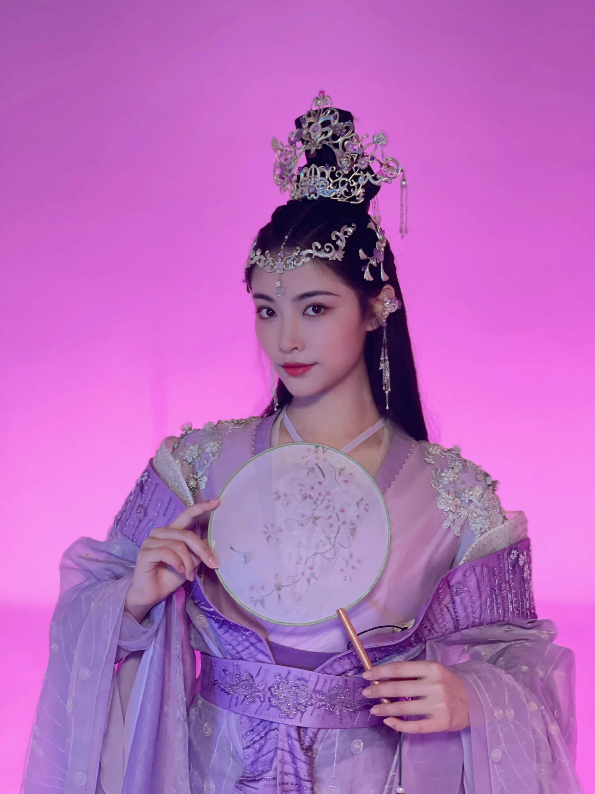 许佳琪微博晒《勿扰飞升》杀青九宫格kiki紫色古装好美 ,期待许佳琪