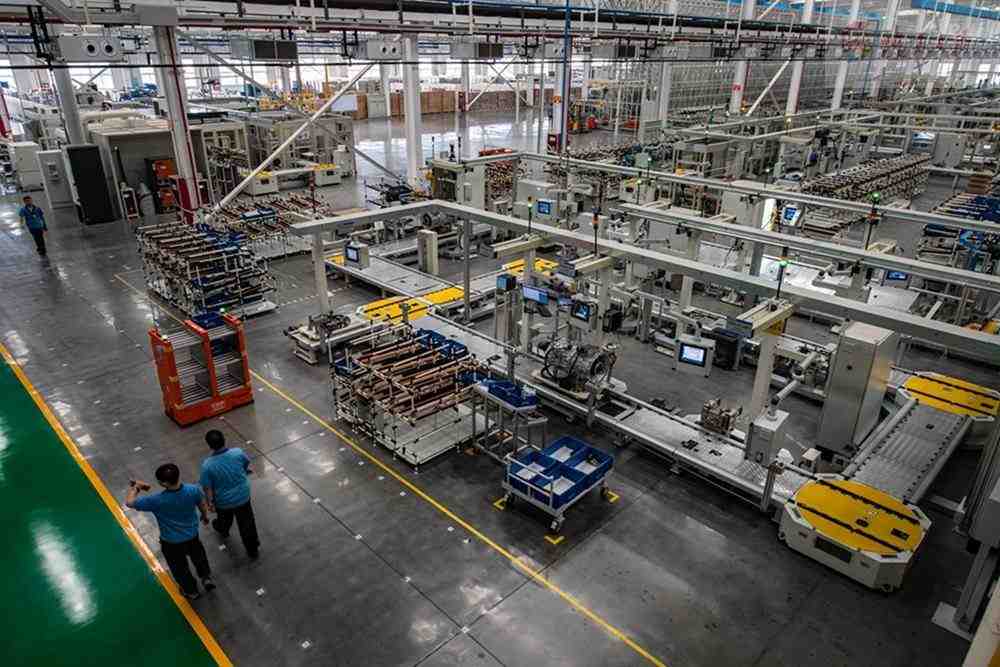 零碳工厂暨"智行"变速器下线投产仪式在法士特高智新公司生产车间举行