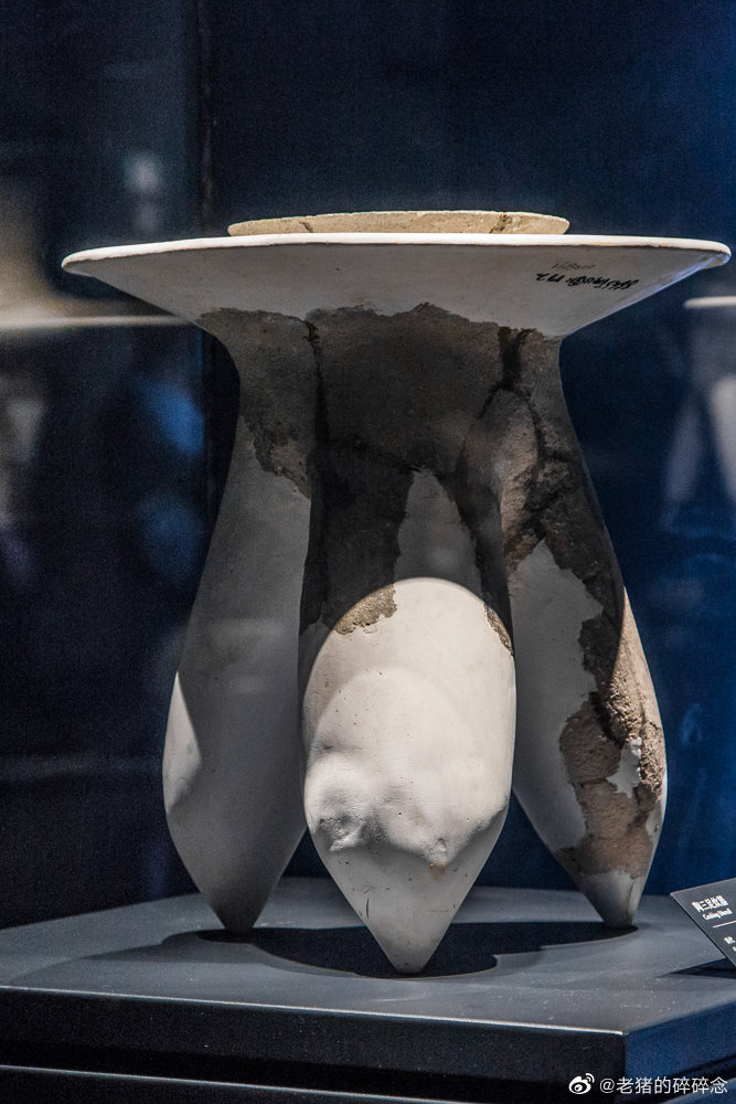 这是三星堆博物馆中的一件"陶三足炊器"……_高清图集_新浪网