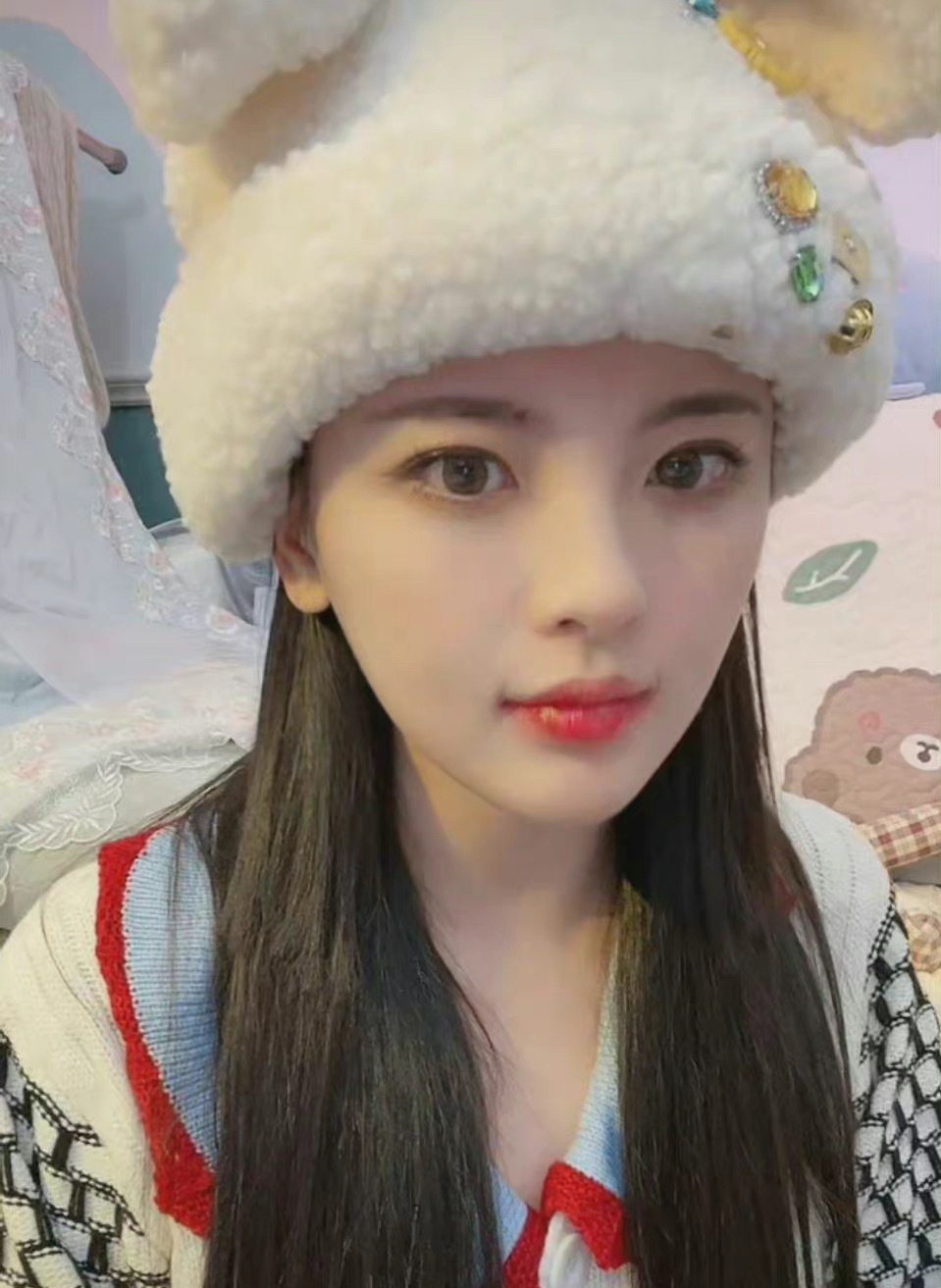 杨超越直播截图,超越妹妹脸好小啊,兔耳朵太可爱了啊 怼脸拍