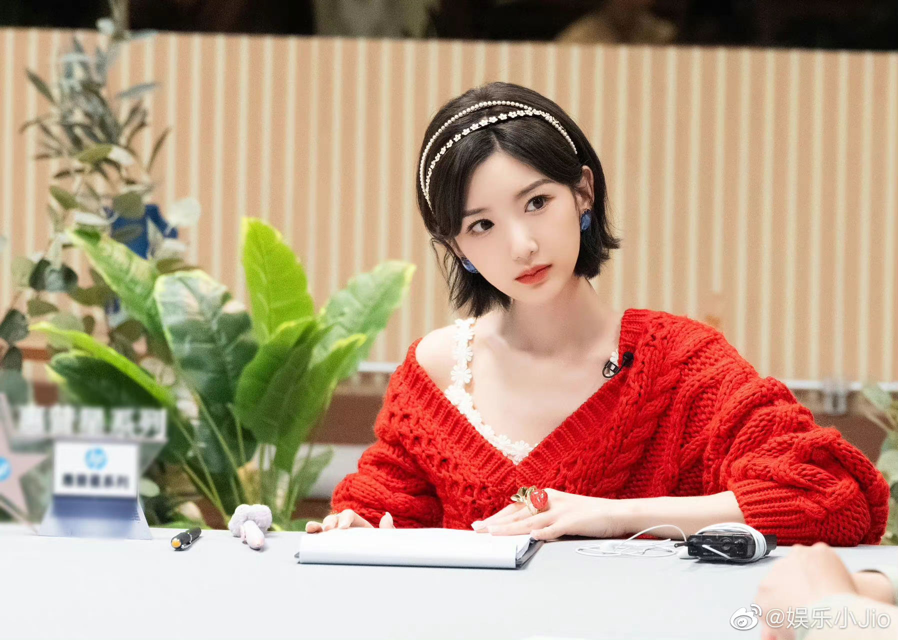 毛晓彤在综艺《跃上高阶职场》中的表达每一套好有气场!__财经头条