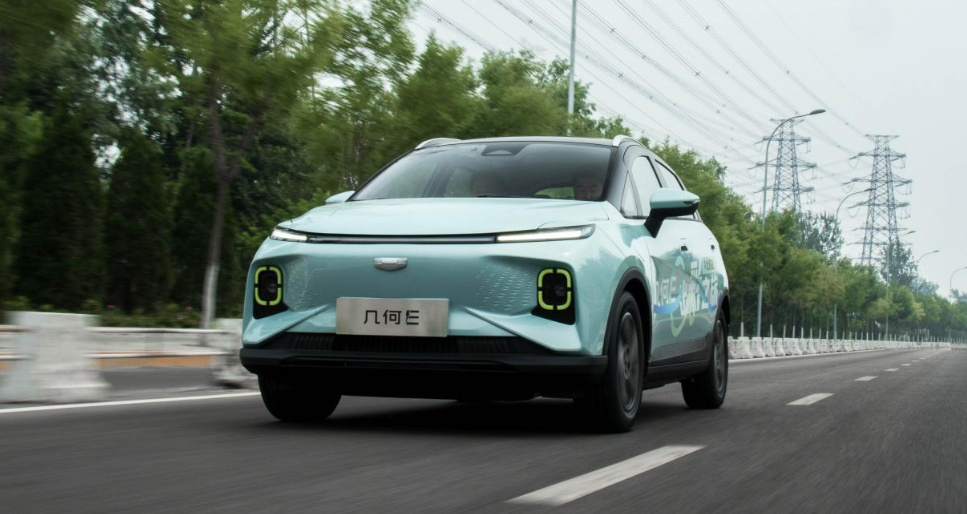 城市代步车怎么选？几何E对比哪吒V，谁更适合？