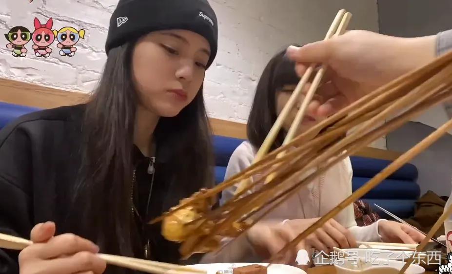 欧阳娜娜吃串串,全程不碰一根竹签,看完才知女明星的真实生活!